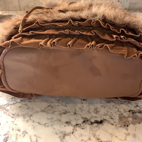 Incredible handbag by Elie Tahari that is light brown suede/leather w/fox fur. - Picture 2 of 4